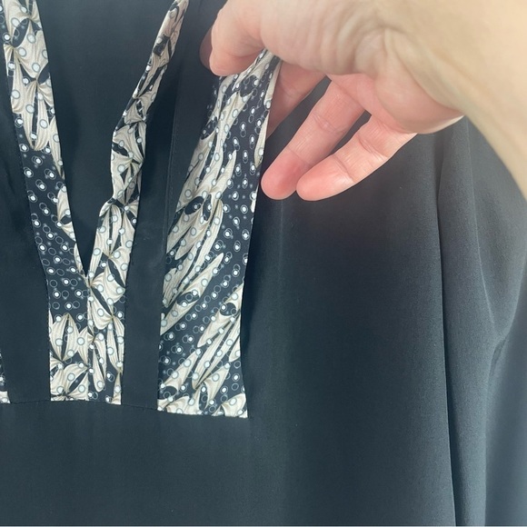 Diane Von Furstenburg Windona Black Panther Lace 100% Silk Blouse V-Neck Size 6 - Picture 4 of 16